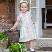 Girl in wavy daisy dress