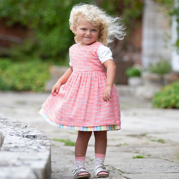 Girl in wavy daisy dress